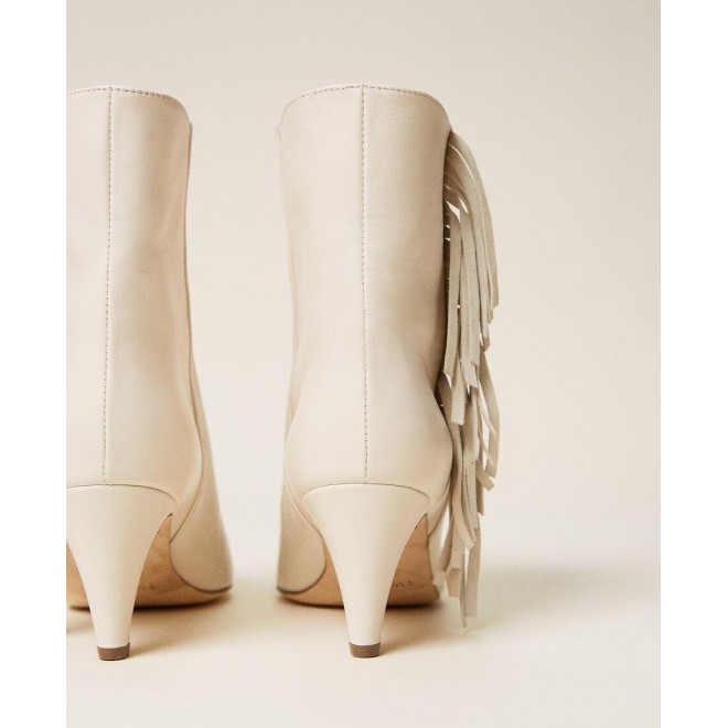 Leather ankle boots with fringes